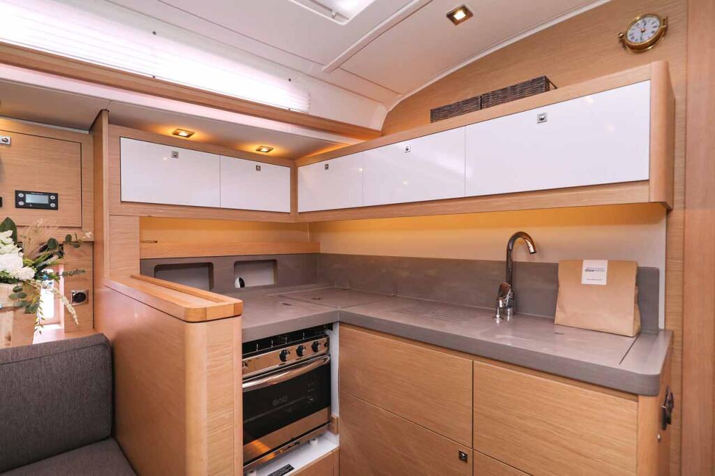 Sailing yacht 