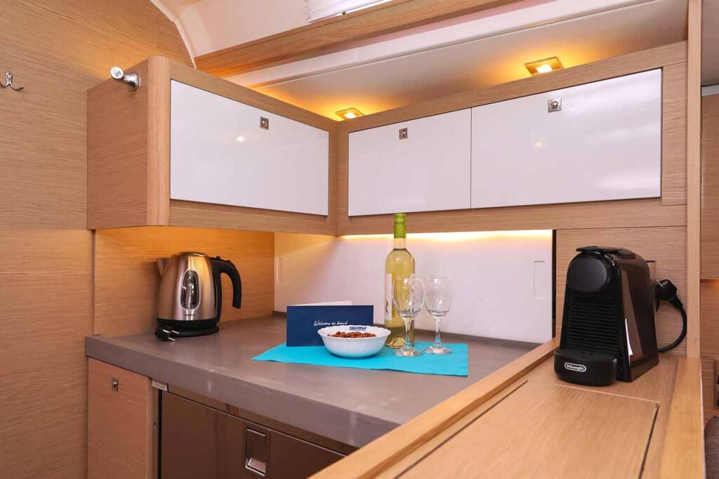 Sailing yacht 