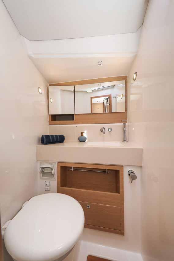 Sailing yacht 