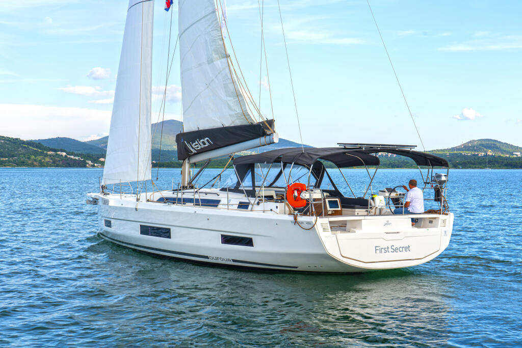 Sailing yacht 