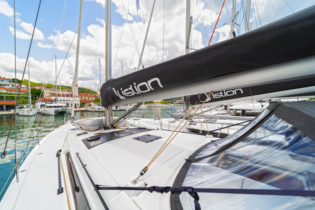 Sailing yacht 
