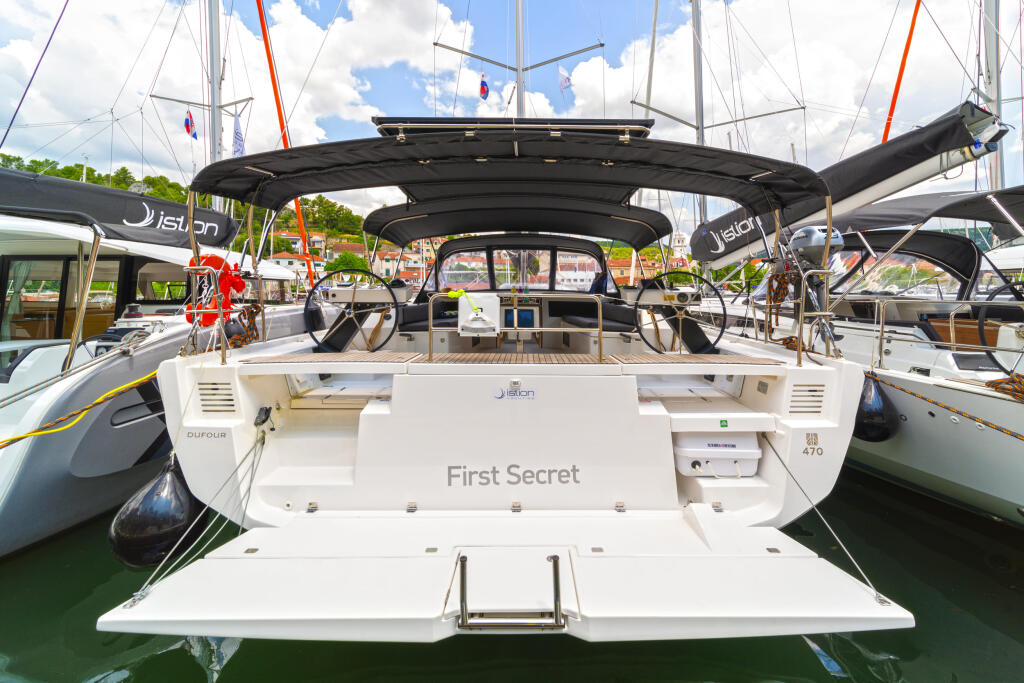 Sailing yacht 