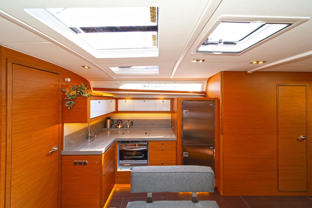 Sailing yacht 