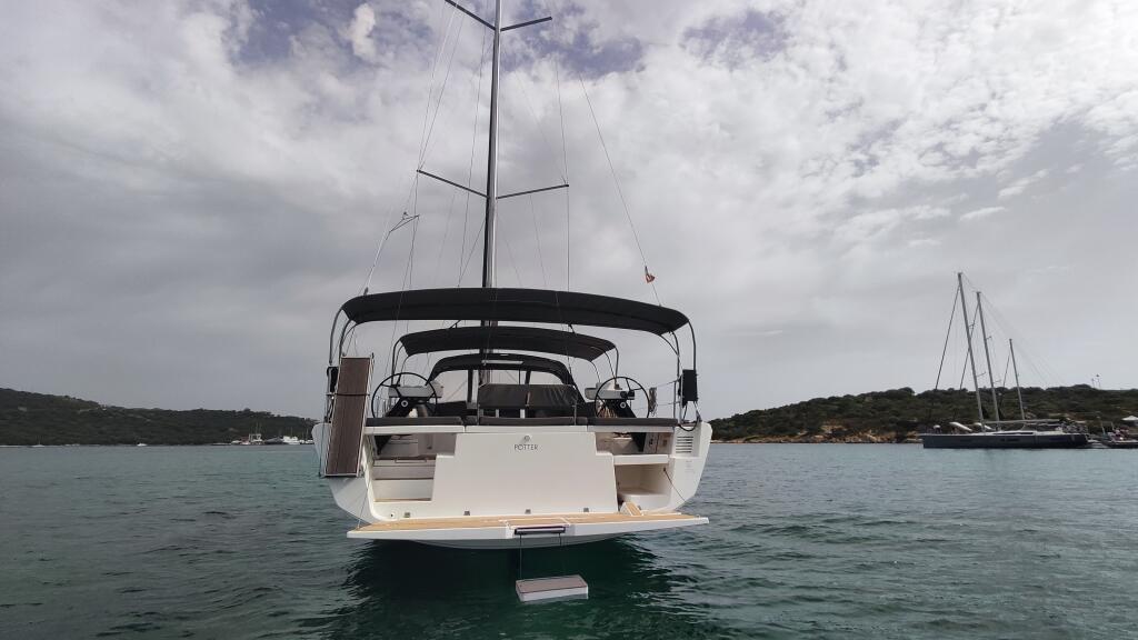 Sailing yacht 