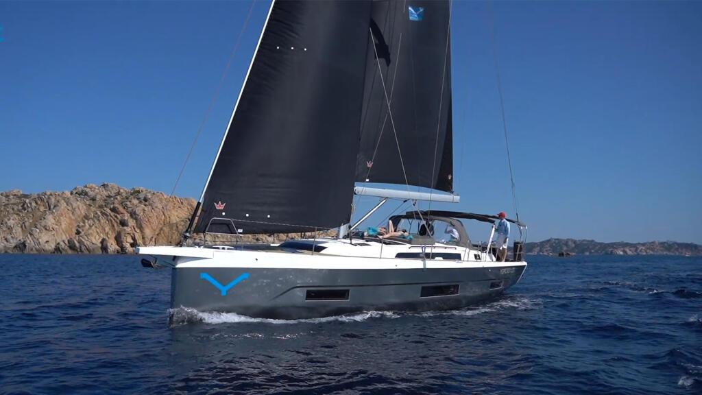 Sailing yacht 