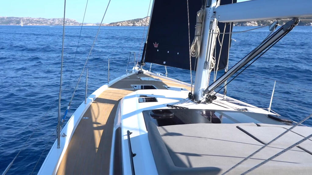 Sailing yacht 