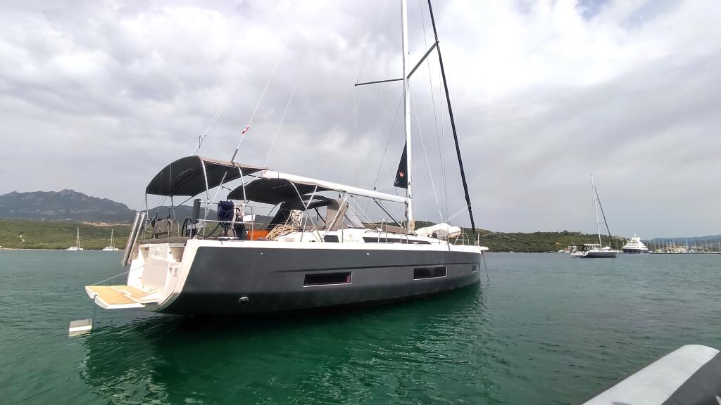 Sailing yacht 