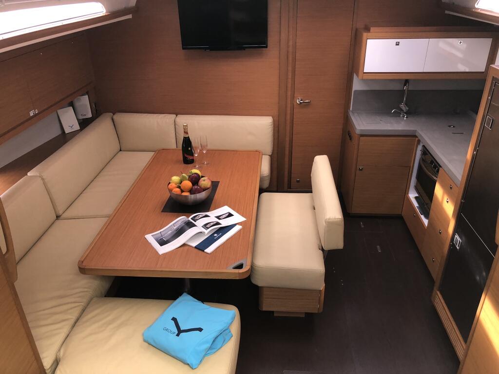 Sailing yacht 