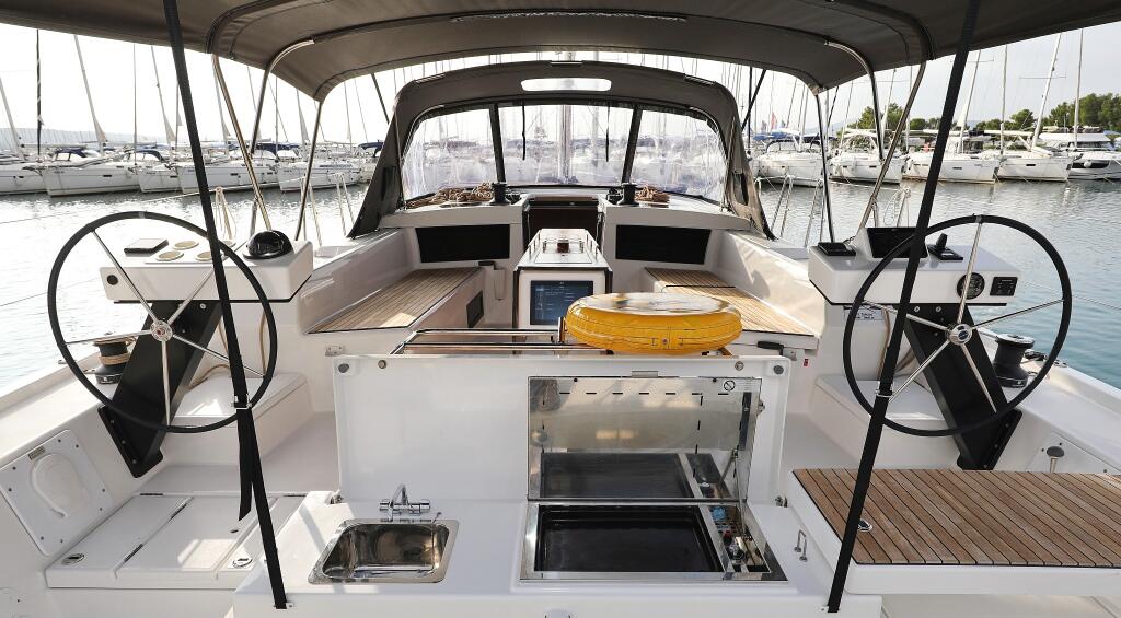 Sailing yacht 