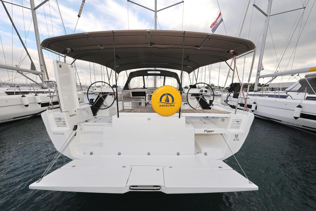 Sailing yacht 