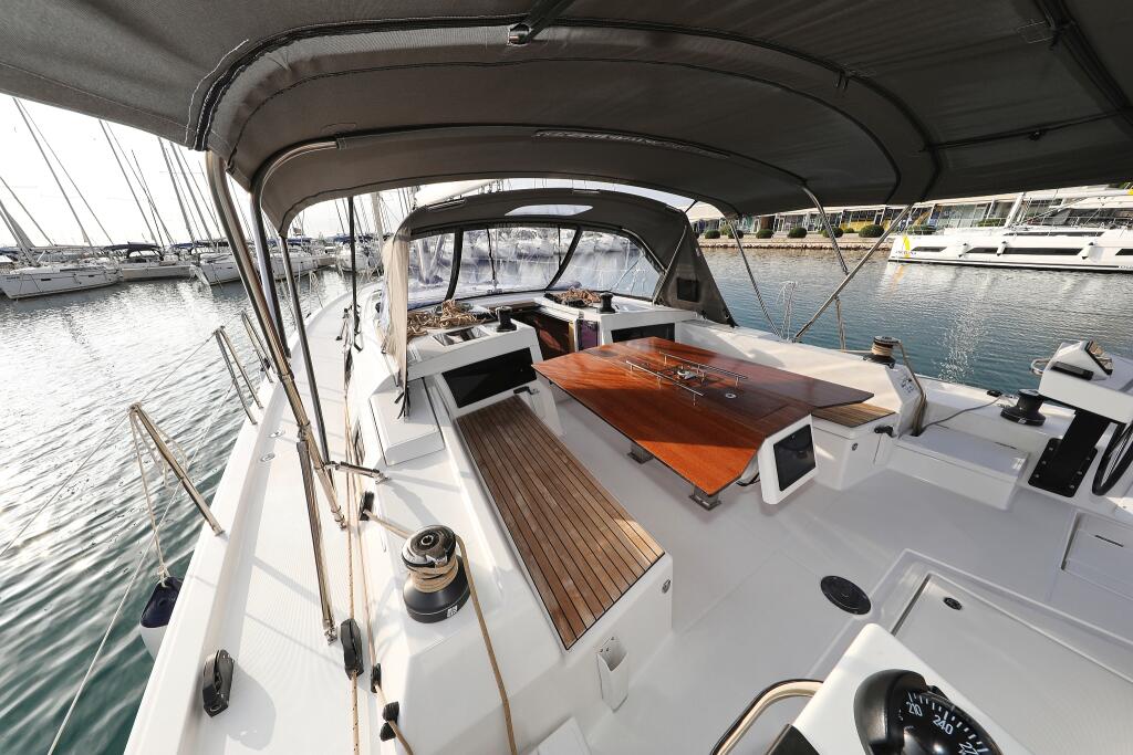 Sailing yacht 