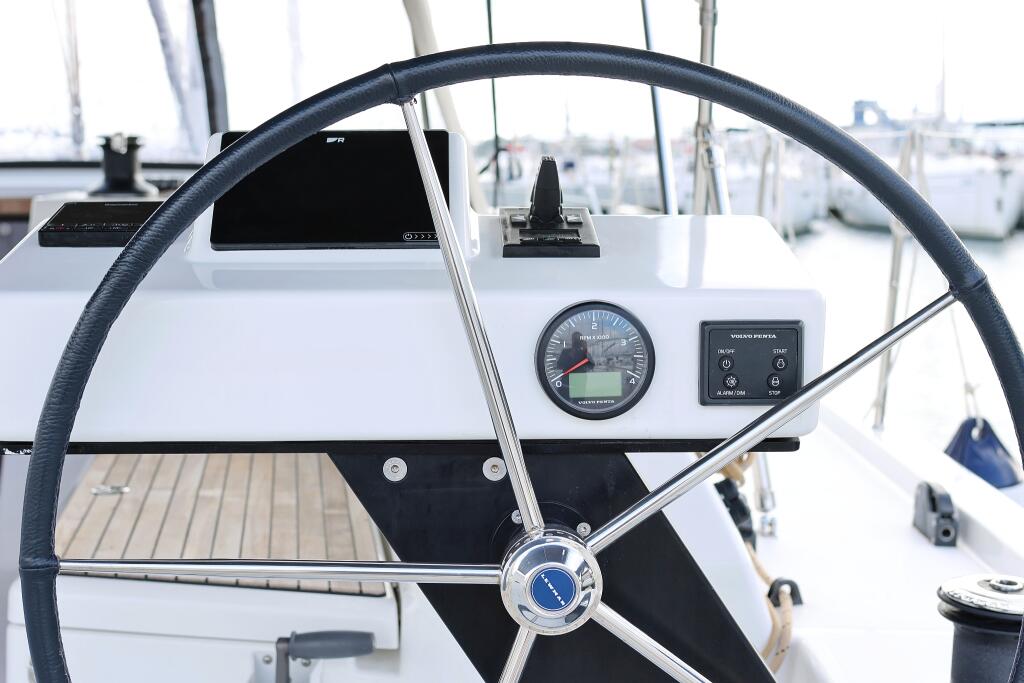 Sailing yacht 