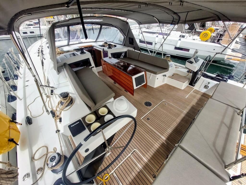 Sailing yacht 