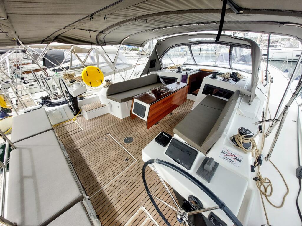 Sailing yacht 