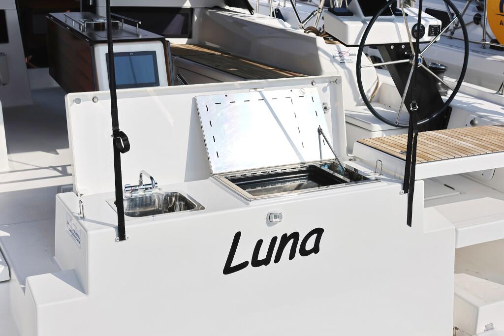 Sailing yacht 