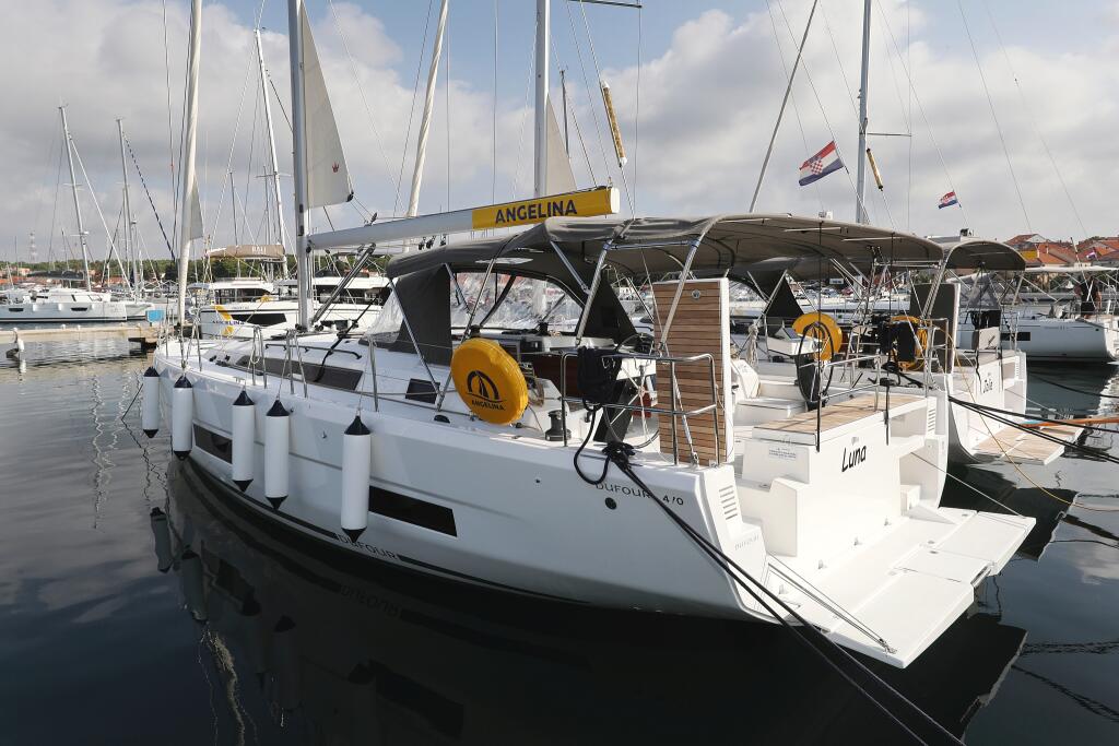 Sailing yacht 