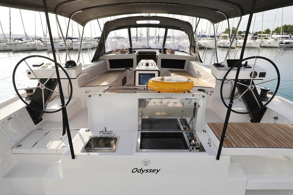 Sailing yacht 