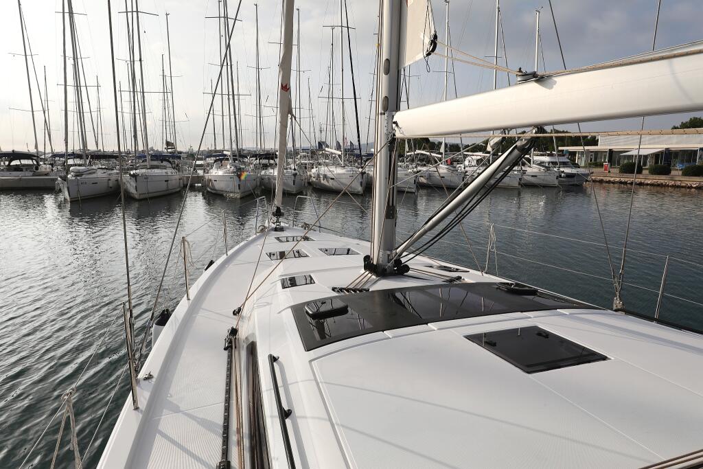Sailing yacht 