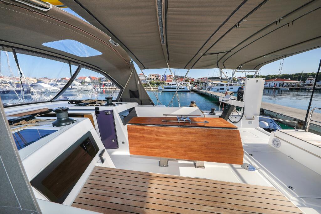 Sailing yacht 