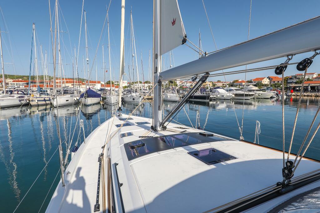 Sailing yacht 