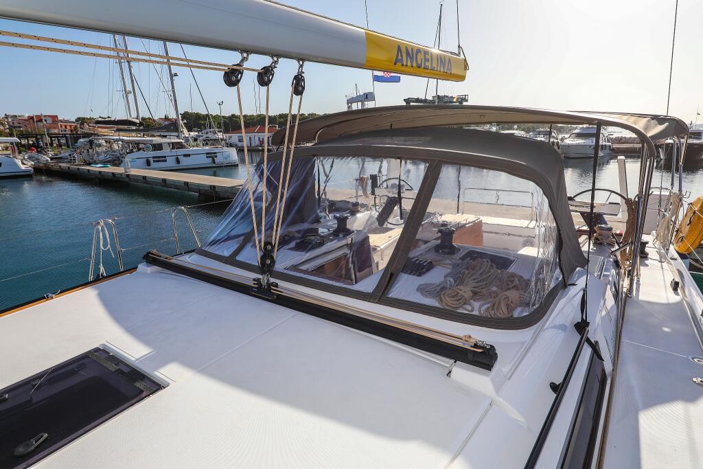 Sailing yacht 