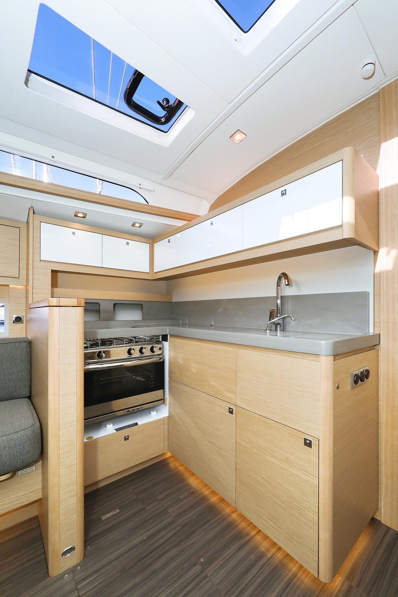 Sailing yacht 