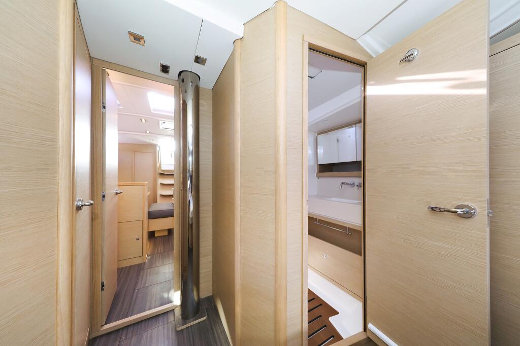 Sailing yacht 