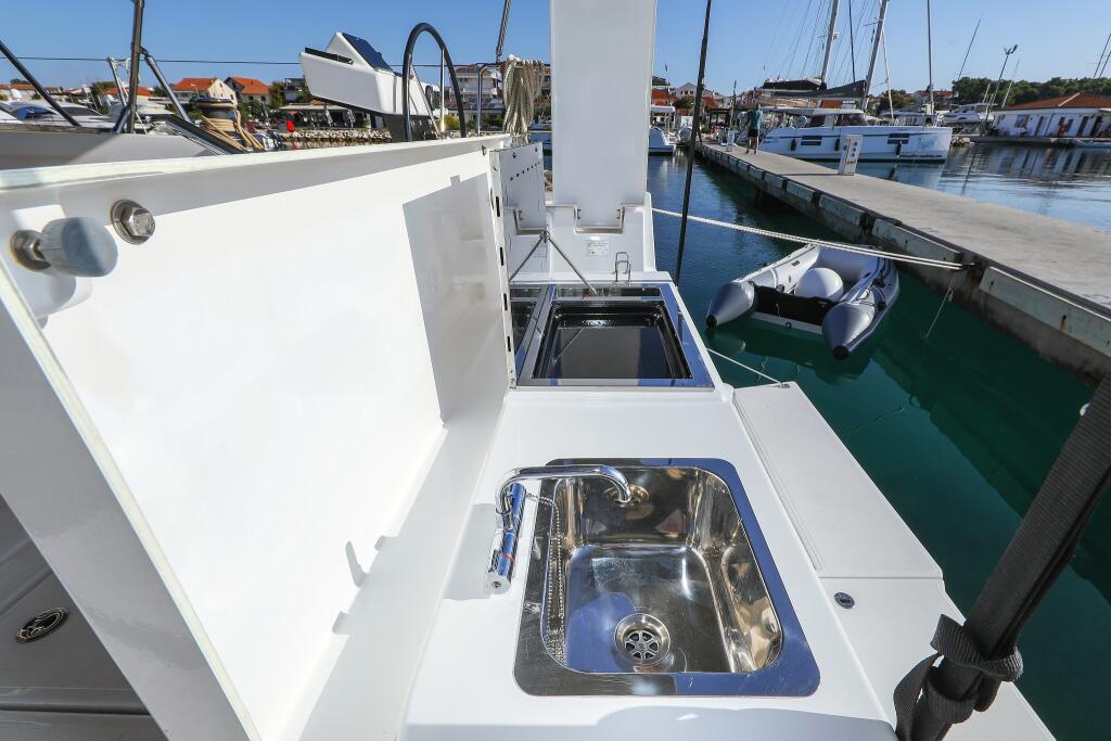 Sailing yacht 