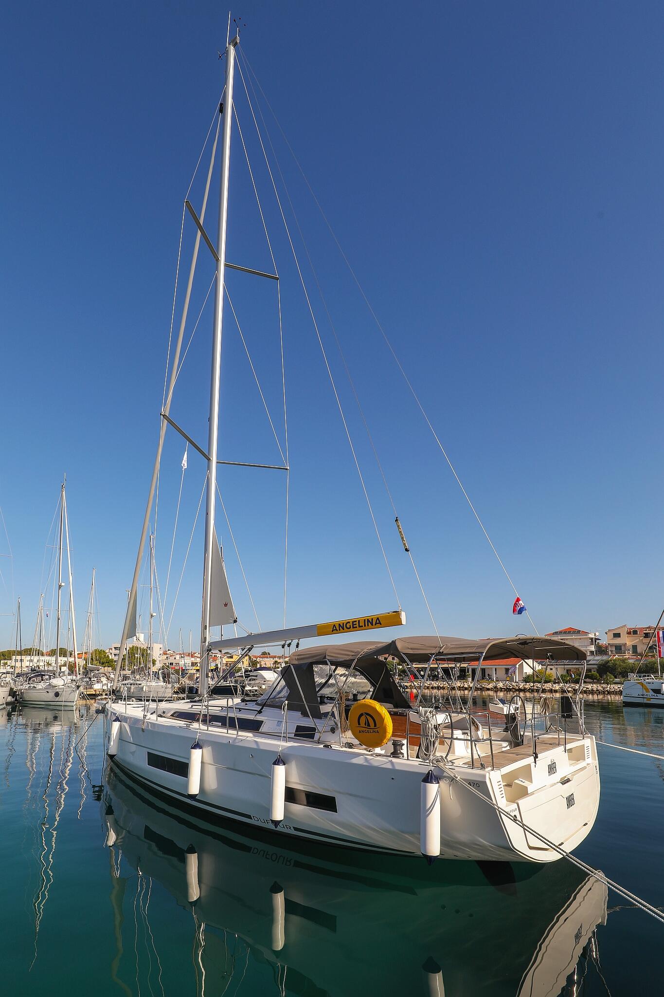 Sailing yacht 