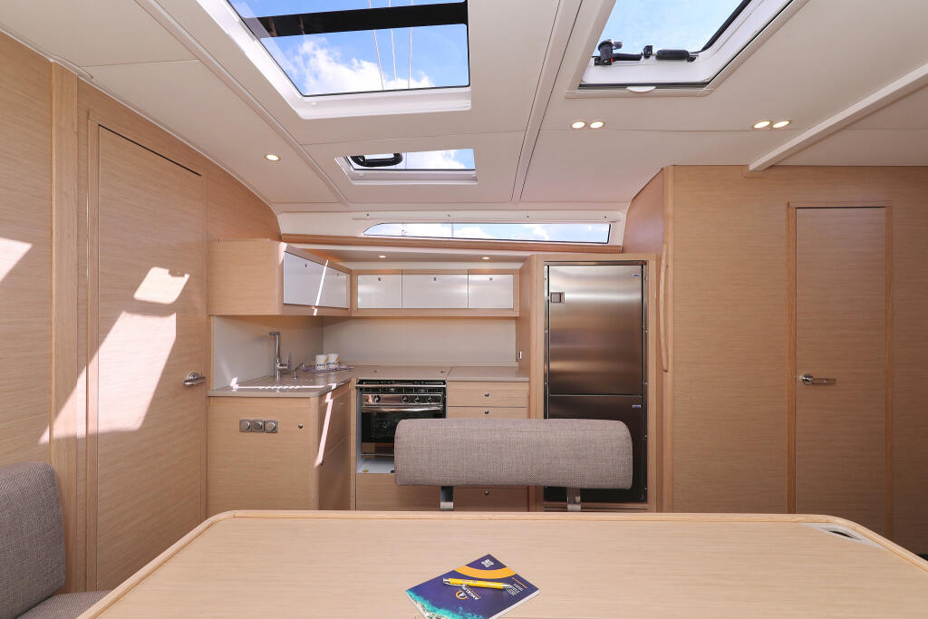 Sailing yacht 