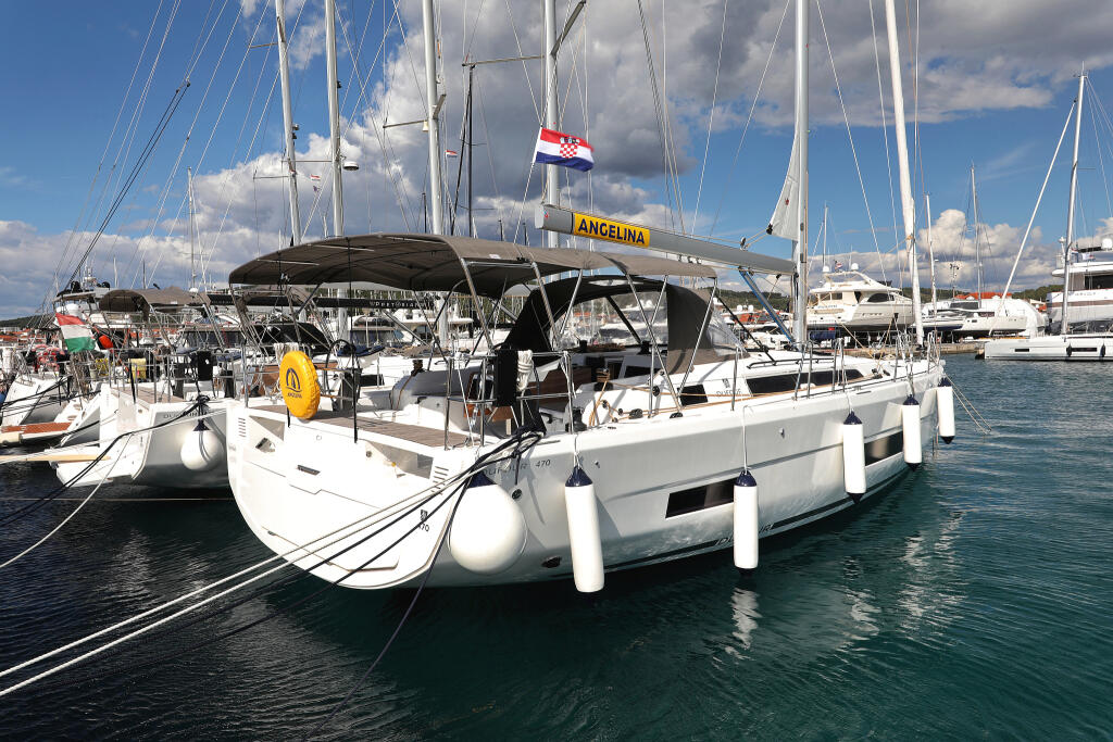 Sailing yacht 