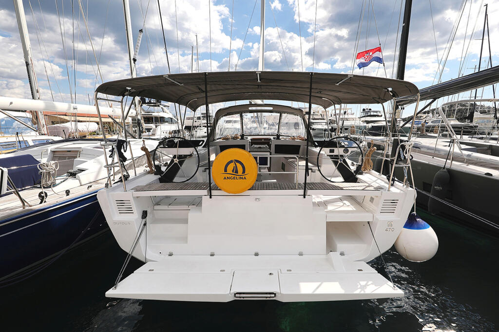 Sailing yacht 