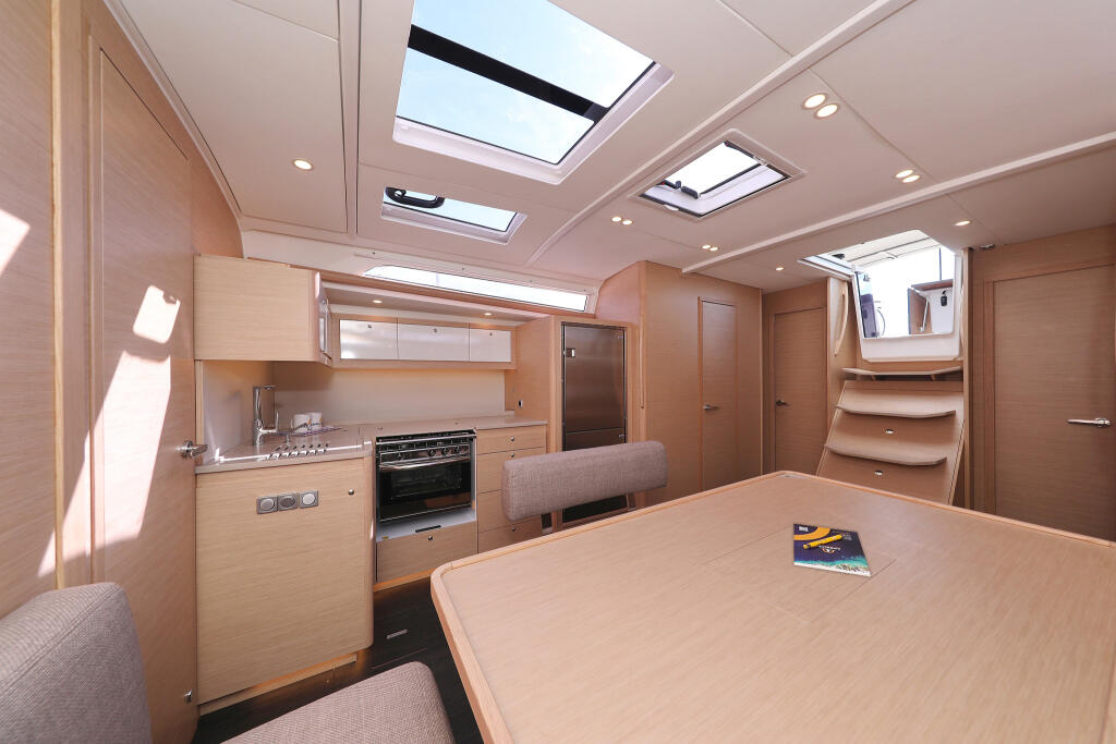 Sailing yacht 