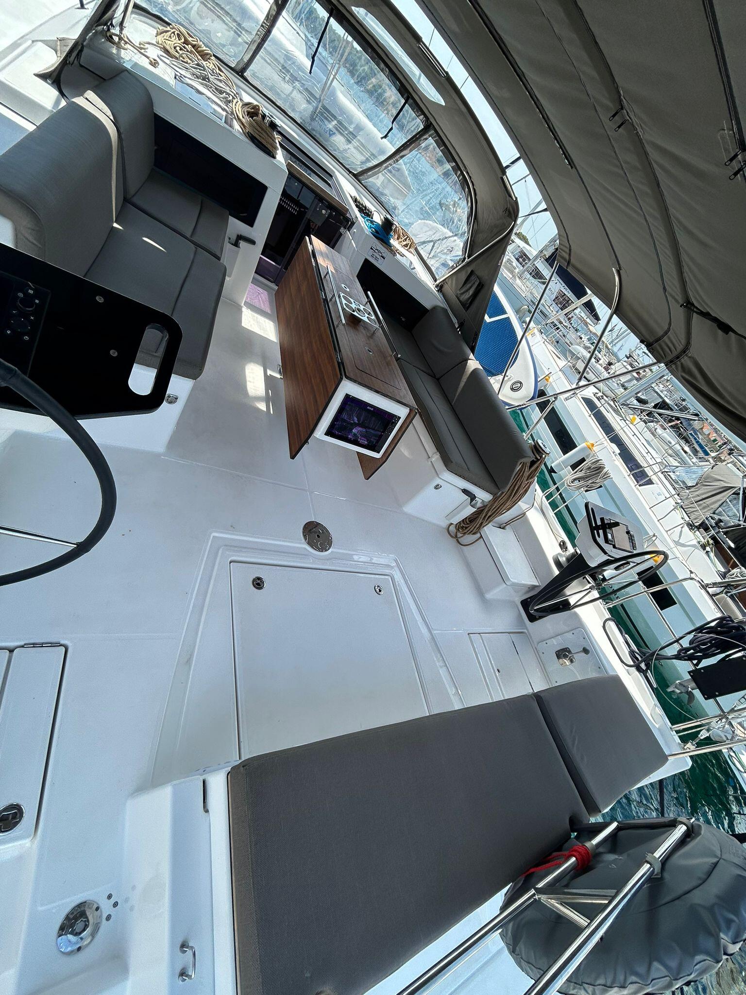 Sailing yacht 