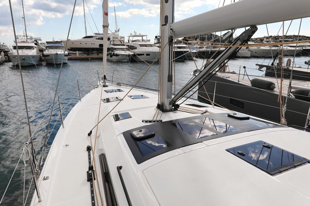 Sailing yacht 