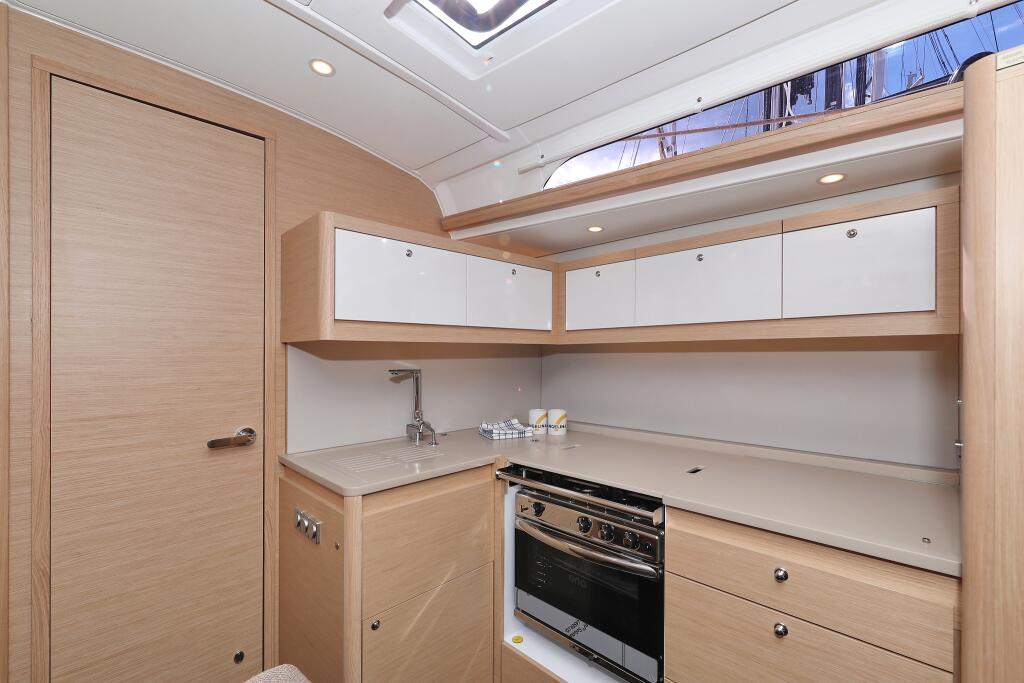 Sailing yacht 