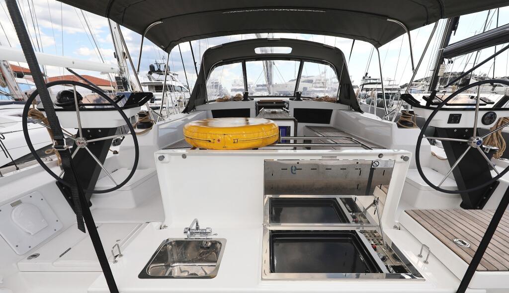 Sailing yacht 