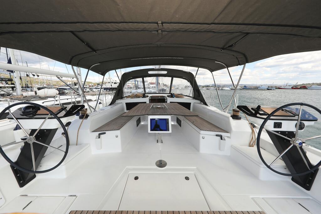 Sailing yacht 