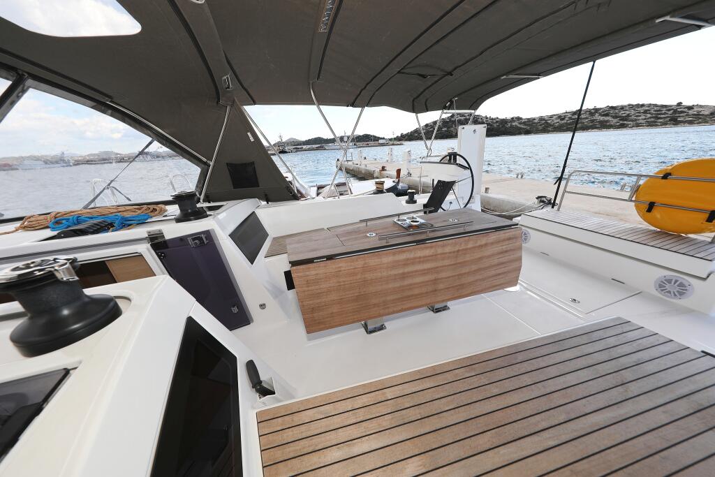 Sailing yacht 