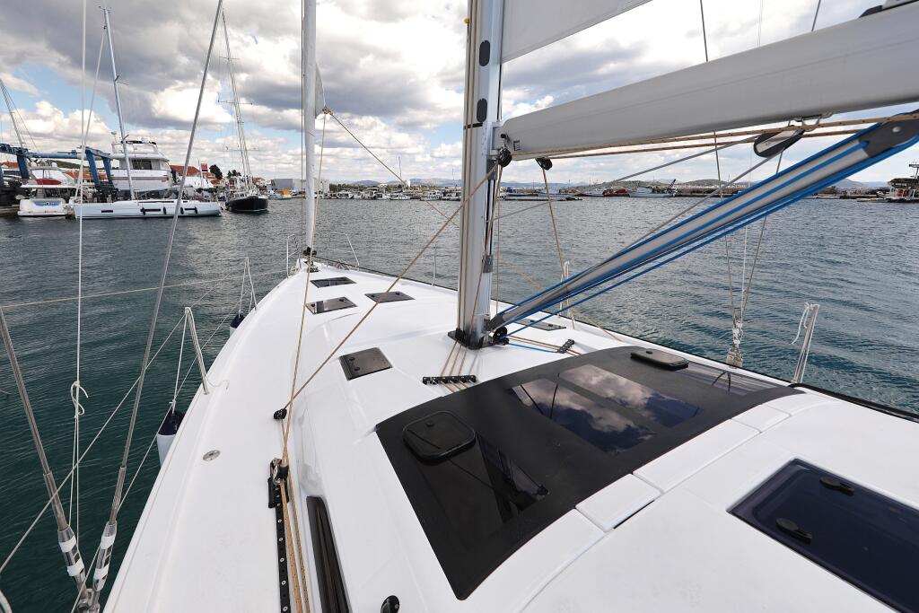 Sailing yacht 
