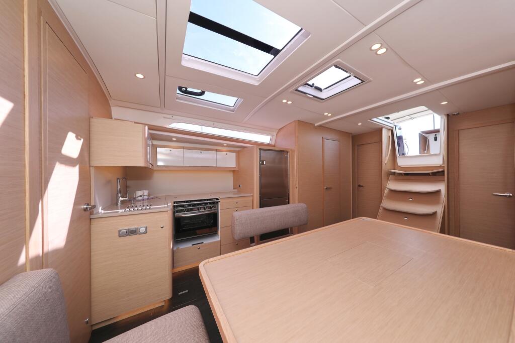 Sailing yacht 