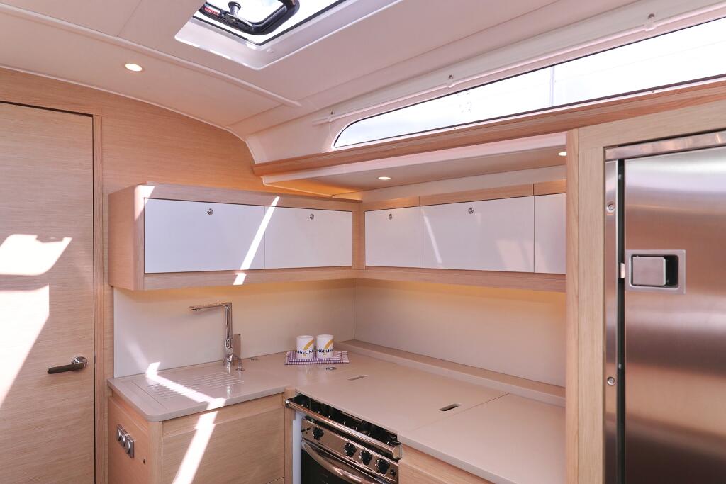 Sailing yacht 