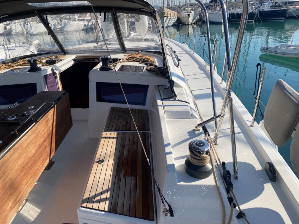 Sailing yacht 