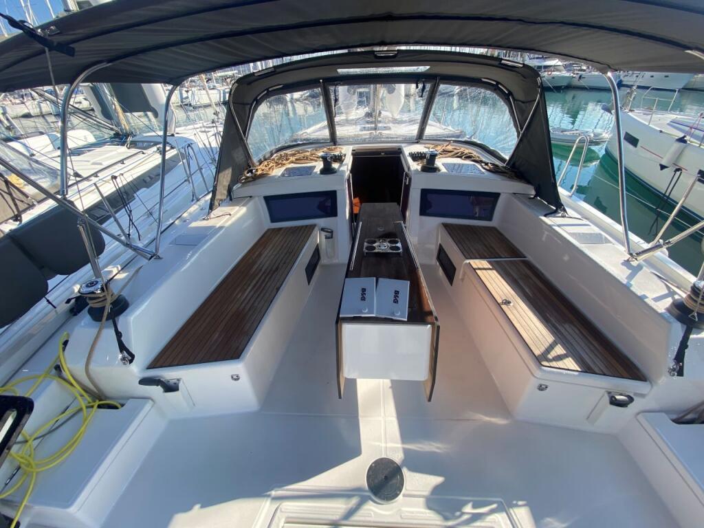 Sailing yacht 