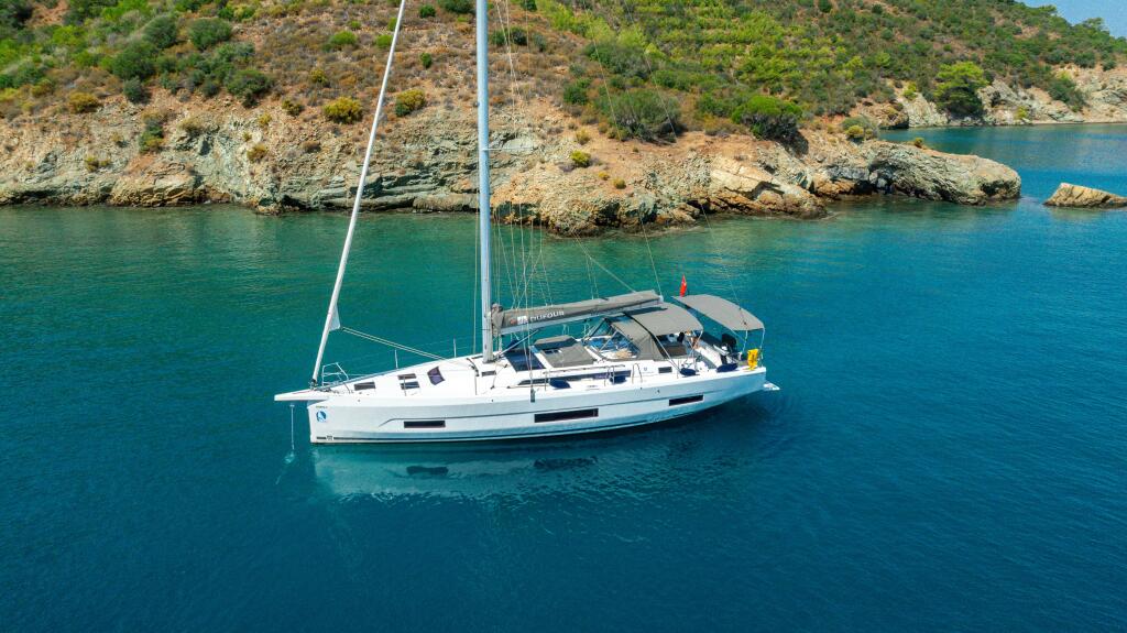 Sailing yacht 