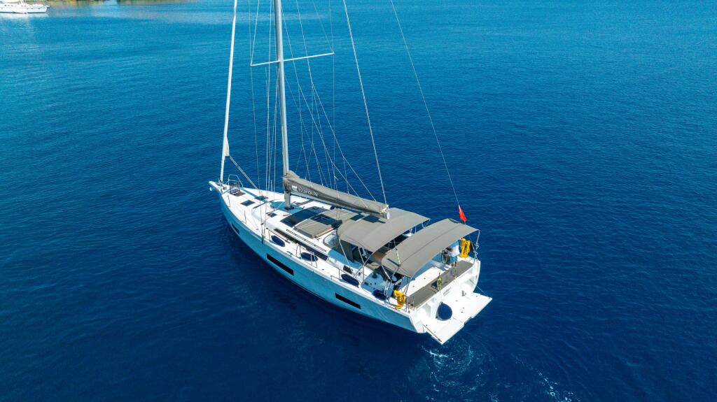 Sailing yacht 