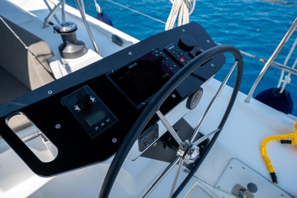 Sailing yacht 