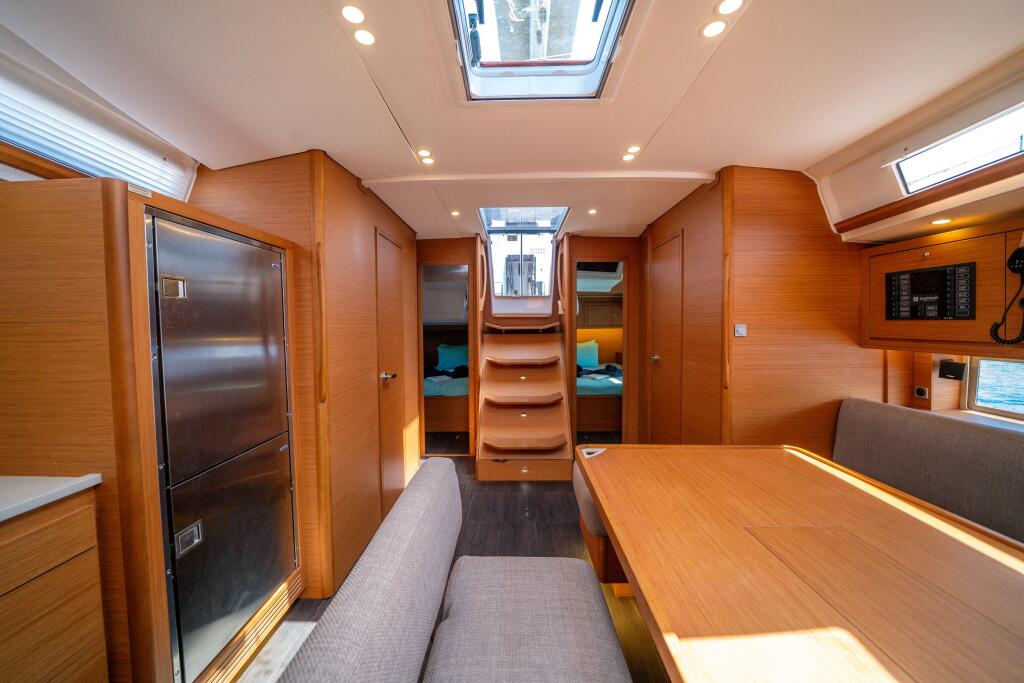 Sailing yacht 