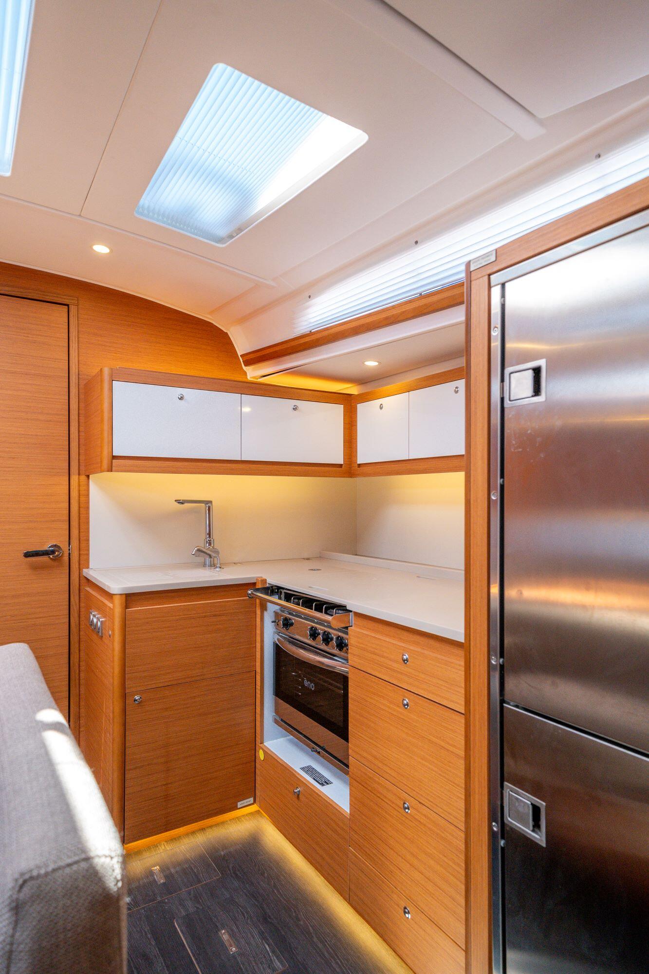 Sailing yacht 