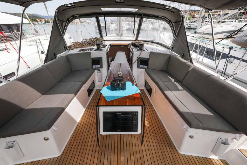 Sailing yacht 
